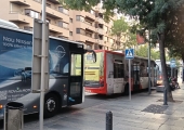 Tres busos urbans de Vic aturats a la rambla del Passeig Tres busos urbans de Vic aturats a la rambla del Passeig