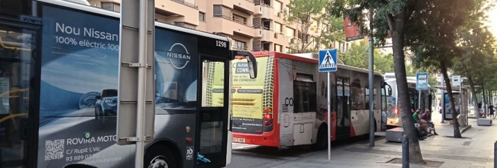 Tres busos urbans de Vic aturats a la rambla del Passeig