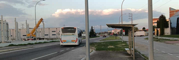 Un autobús a la parada del polígon Malloles Un autobús a la parada del polígon Malloles