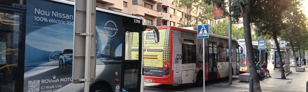 Tres busos urbans de Vic aturats a la rambla del Passeig