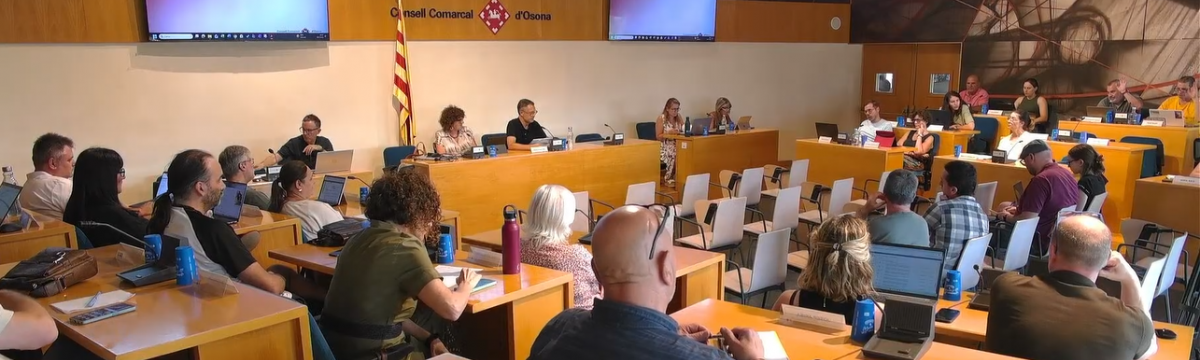 Moment de la votació del PMQAO al Ple del Consell Comarcal, amb els vots en contra dels dos consellers de la CUP