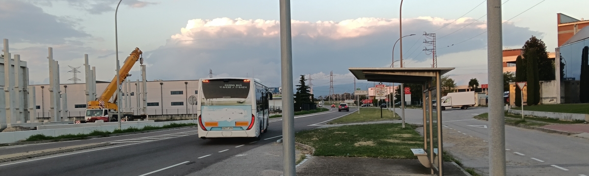 Un autobús a la parada del polígon Malloles Un autobús a la parada del polígon Malloles